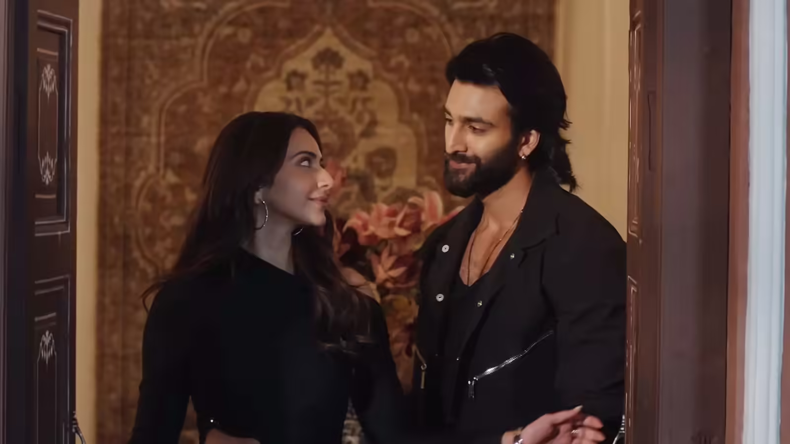 बाप की उम्र के अधेड़ आदमी से प्‍यार, OTT पर रिलीज हो रही है मजेदार रोमांटिक कॉमेडी फिल्‍म