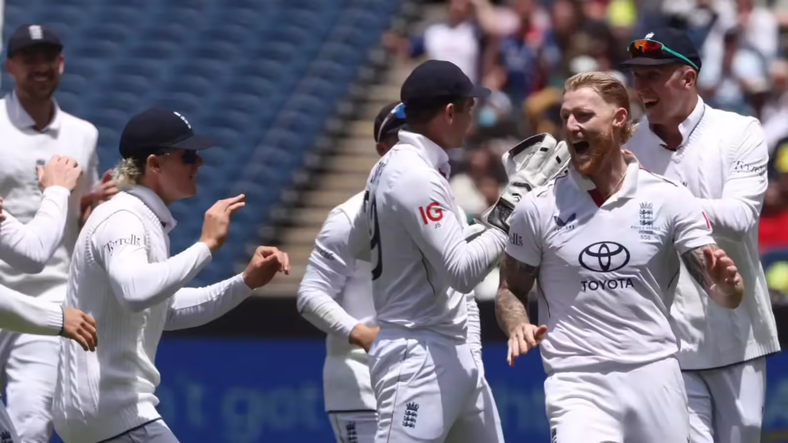 एशेज 2025: मेलबर्न में 2 दिन में खत्म हुआ टेस्ट, इंग्लैंड ने ऑस्ट्रेलिया में इतने सालों के बाद हासिल की जीत