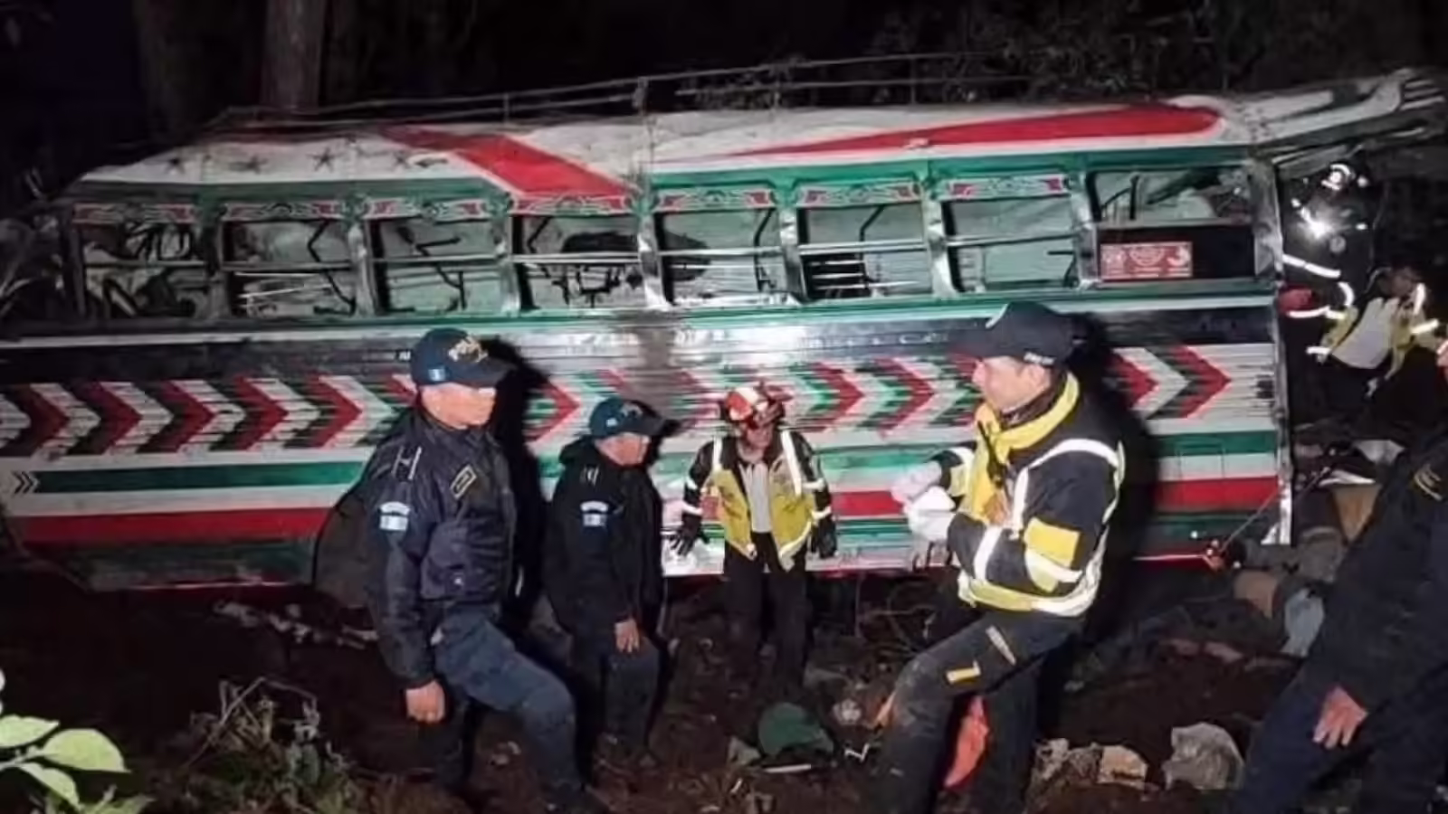 ग्वाटेमाला में बड़ी दुर्घटना, घने कोहरे के कारण खाई में गिरी बस, कम से कम 15 लोगों की मौत
