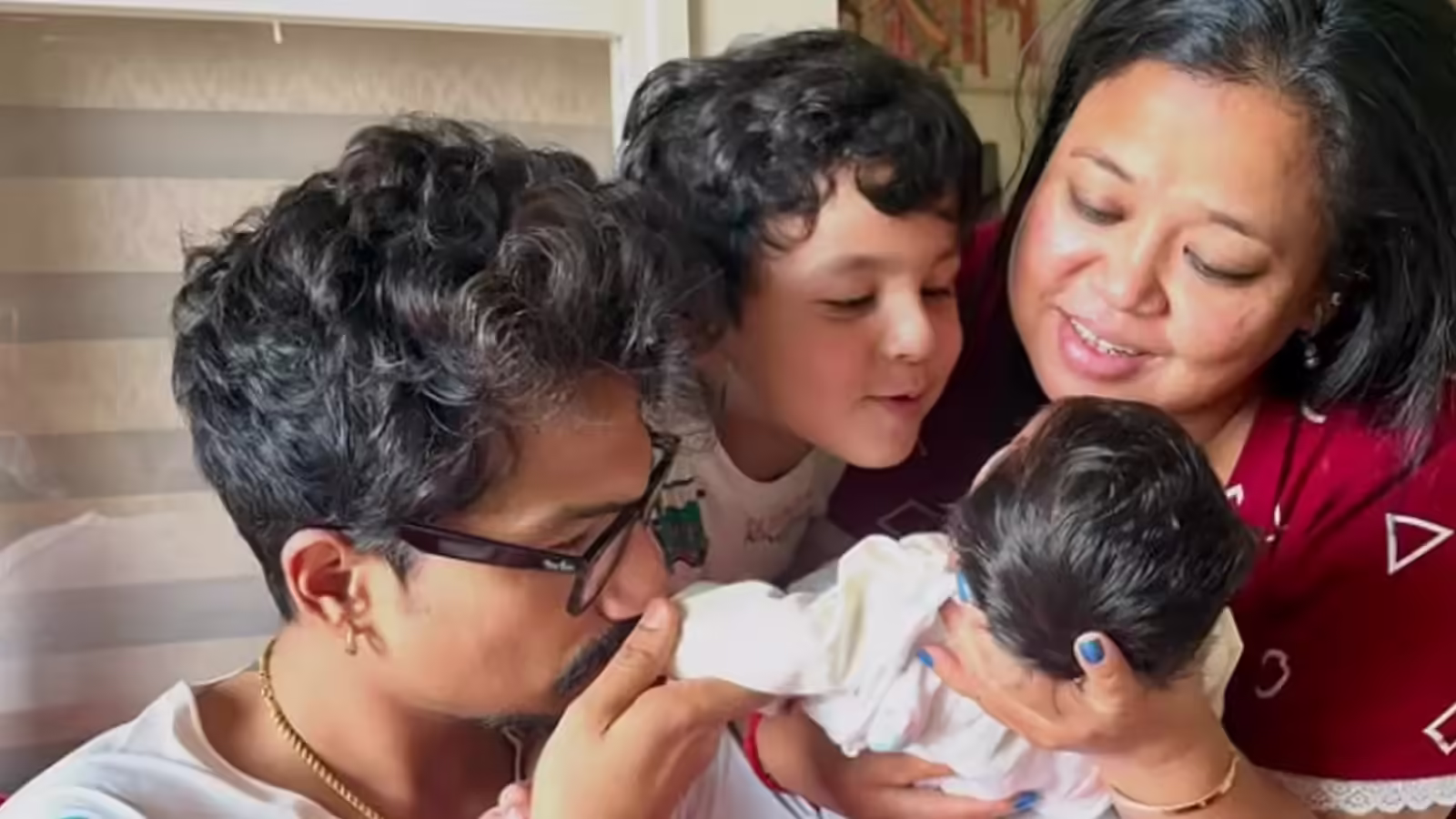 भारती और हर्ष निहारते दिखे अपने दूसरे बेटे का चेहरा, गोला ने रिवील कर दिया छोटे भाई का फेस