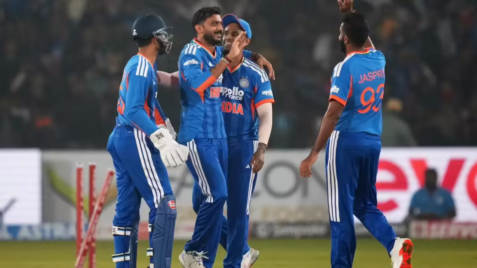 टीम इंडिया का स्टार ऑलराउंडर हुआ बीमार, साउथ अफ्रीका सीरीज से बाहर, इस खिलाड़ी को मिली जगह