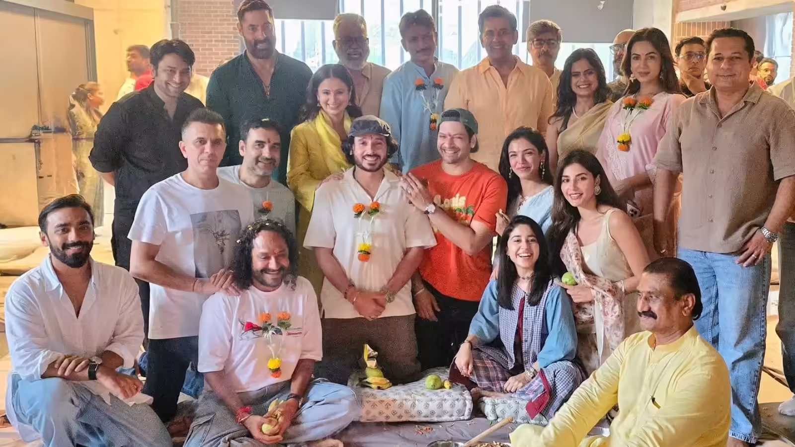 ‘मिर्जापुर: द फिल्म’ की शुरू हुई शूटिंग, सामने आई 8 तस्वीरें, अली फजल ने बताया कहां बना है सेट