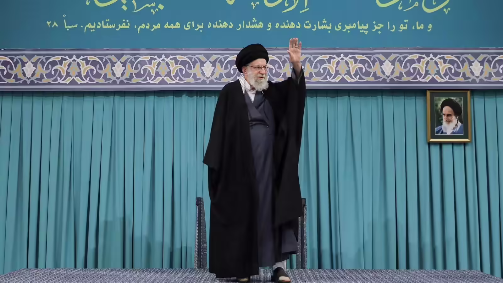 ईरान को निगलना चाहते हैं डोनाल्‍ड ट्रंप, विरोध प्रदर्शनों को कुचलने के बाद भीड़ के सामने आए खामेनेई