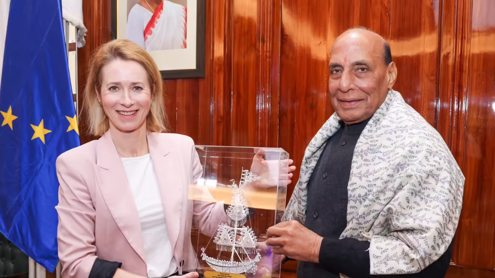 रक्षा मंत्री ने यूरोपीय आयोग की उपाध्यक्ष से की मुलाकात, तीनों सेनाओं के प्रमुख भी रहे साथ