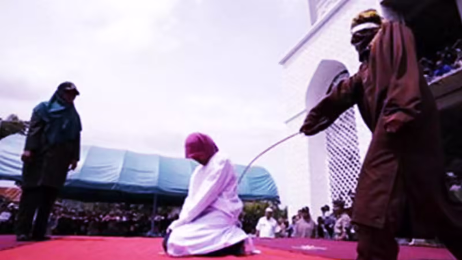 दुनिया के सबसे बड़े मुस्लिम देश में महिला को क्‍यों मारे गए 140 कोड़े, शरिया पुलिस को भी सरेआम सजा