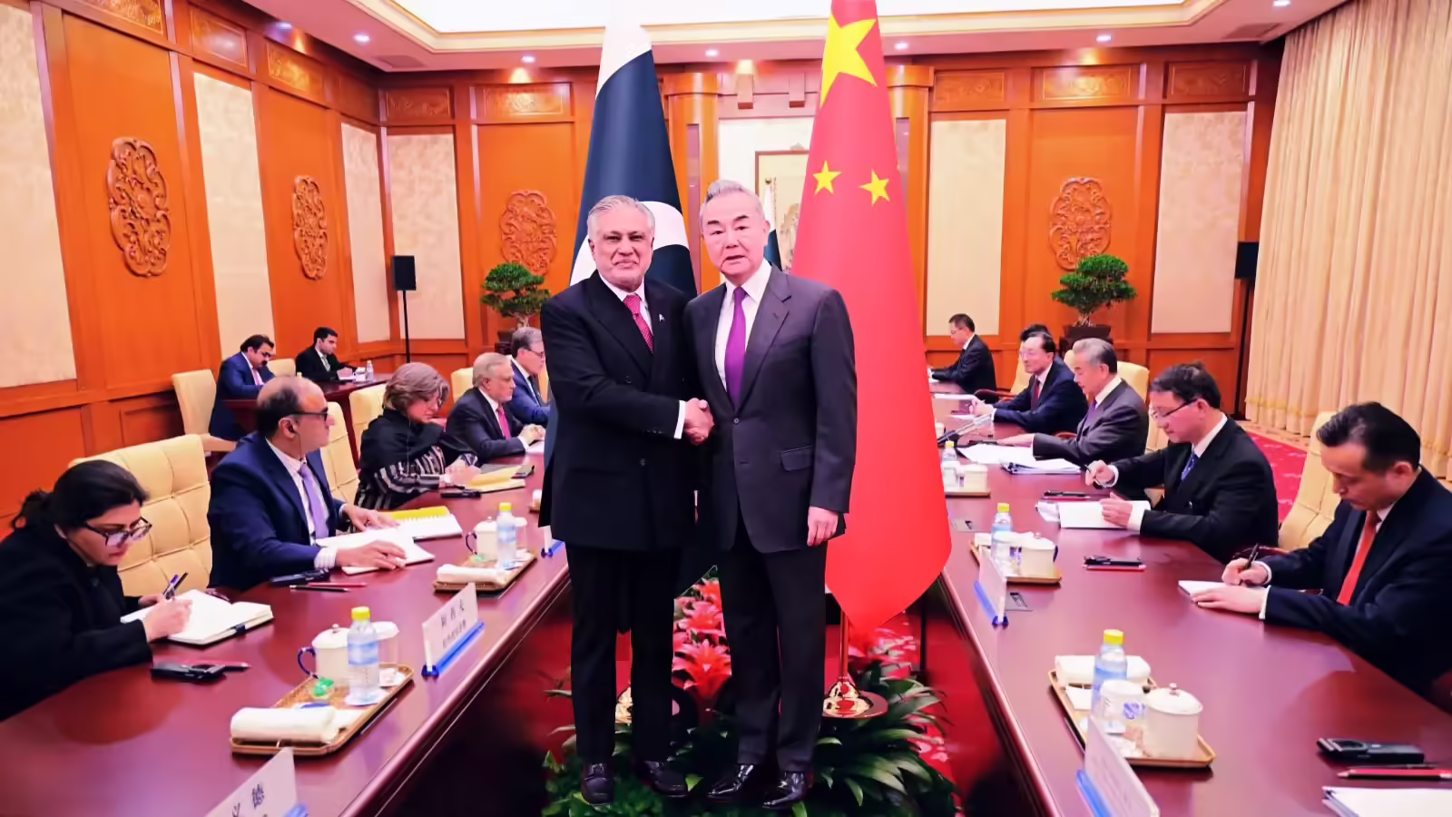 चीन ने दबोची गर्दन तो घुटनों पर आए असीम मुनीर, CPEC की रक्षा के लिए पाकिस्‍तान में बनेगी ‘चीनी सुरक्षा चौकी’