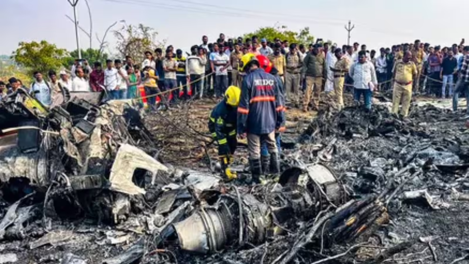 अजित पवार प्लेन क्रैश पर पायलटों का संघ बोला- 3 हजार मीटर की विजिबिलिटी पर नहीं हो सकती लैंडिंग