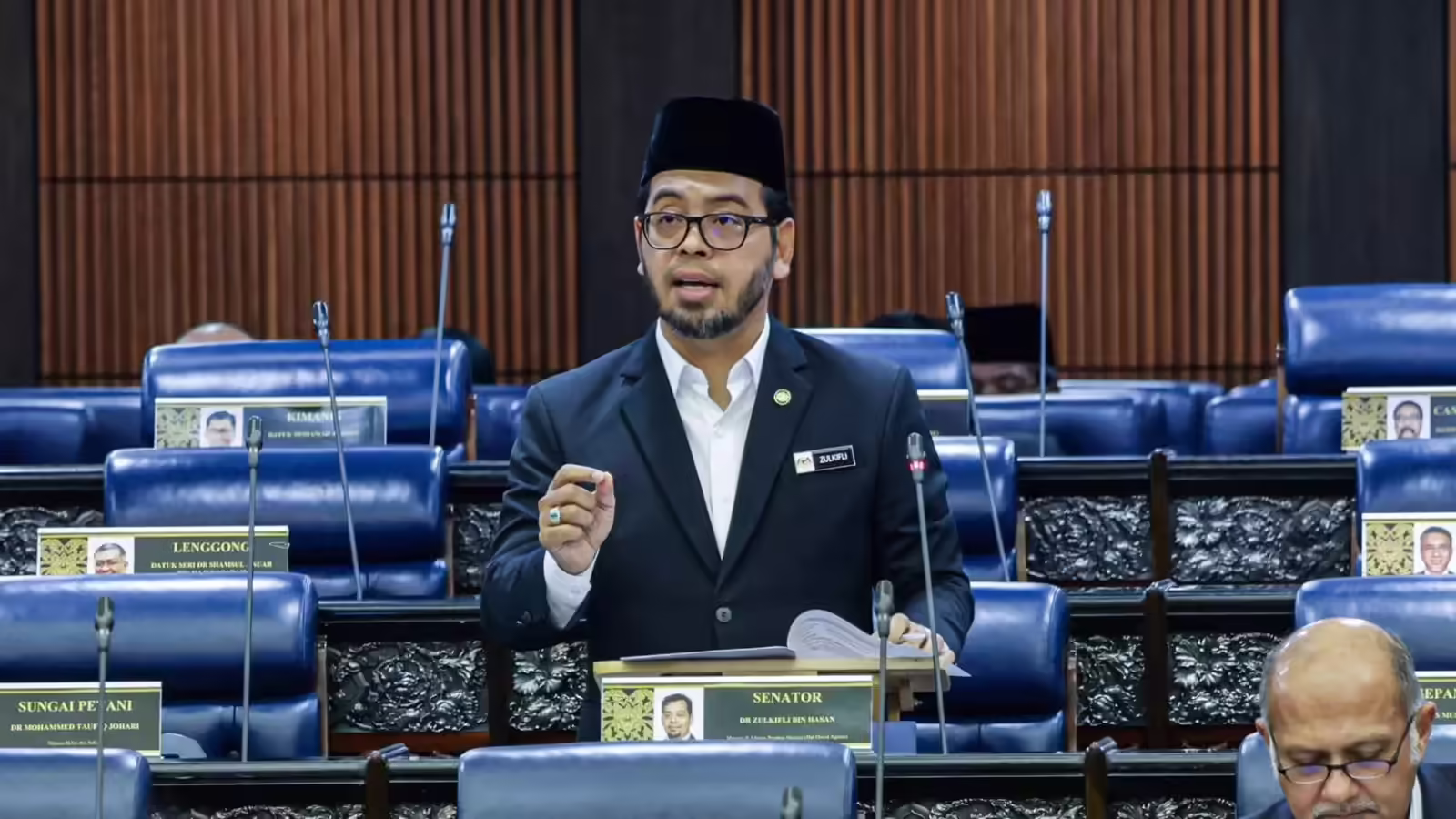 ‘वर्क प्रेशर बना सकता है समलैंगिंक’, मुस्लिम देश मलेशिया के मंत्री ने संसद में दिया विवादित बयान, भड़के लोग