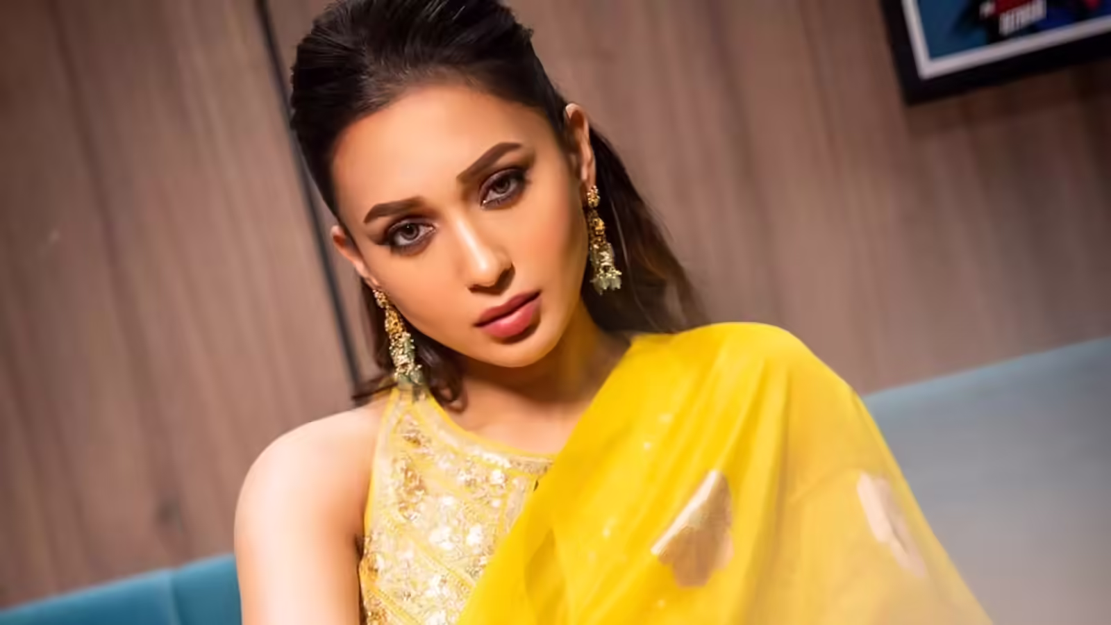 मिमी चक्रवर्ती के साथ भी मौनी रॉय जैसी हरकत, बनगांव में अचानक स्टेज छोड़ने को कहा, माइक पर कहे अपशब्द