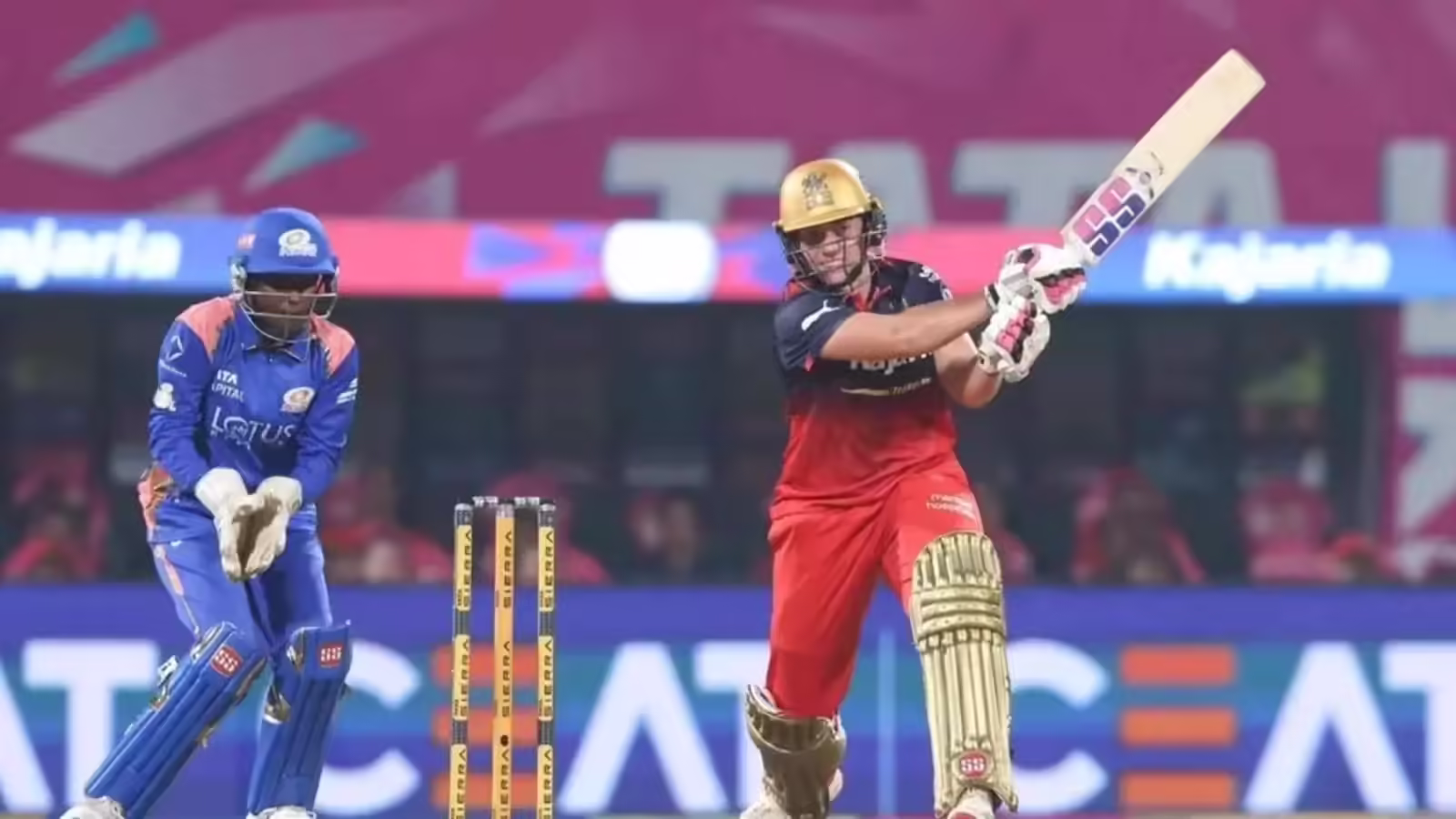 दो छक्के और दो चौके, आखिरी चार गेंद पर नादिया डी क्लार्क ने मुंबई इंडियंस के जबड़े से यूं छीनी जीत