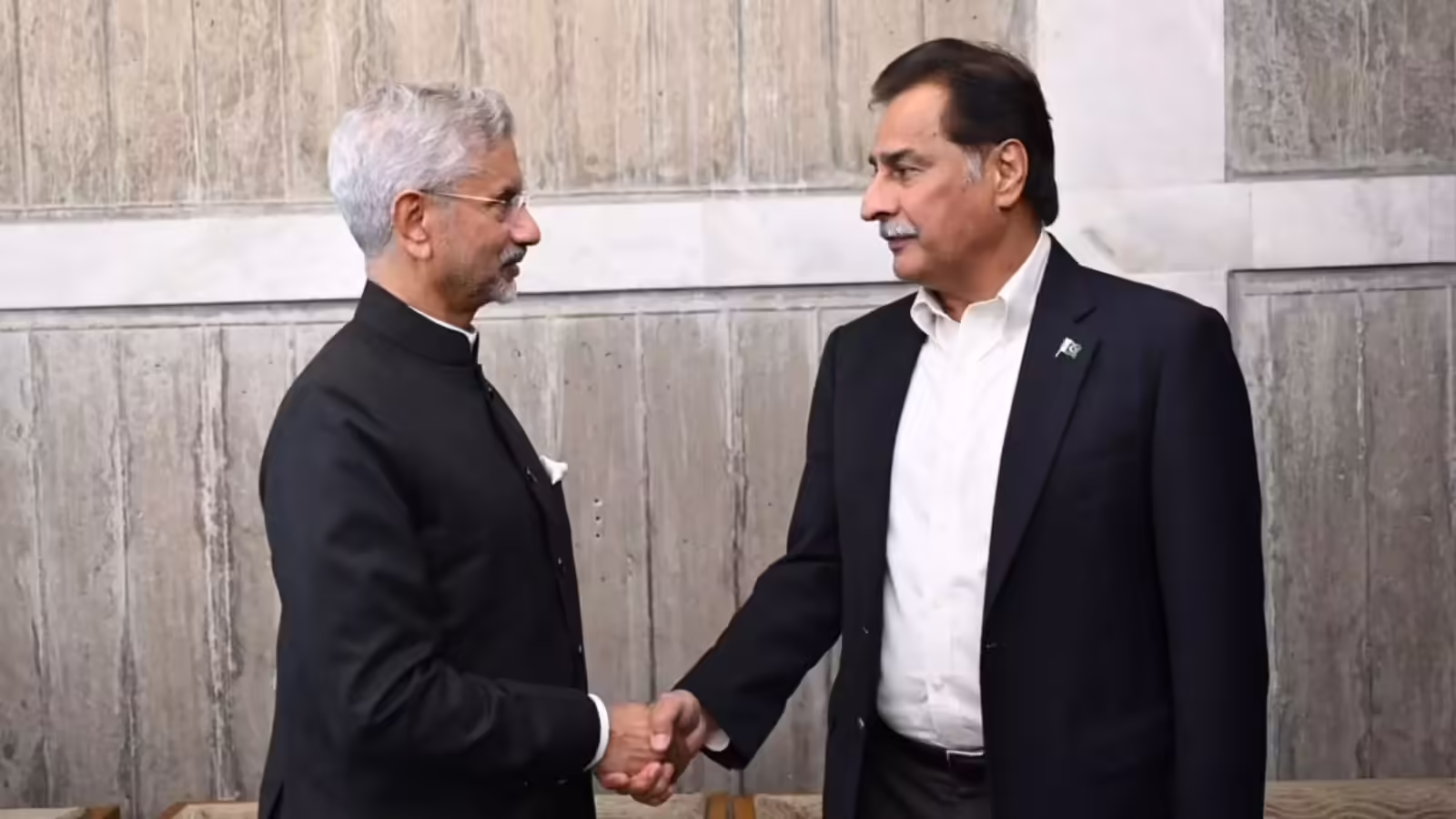 भारतीय विदेश मंत्री खुद मेरे पास आए, जयशंकर से हाथ मिलाकर पाकिस्तानी सादिक ने बघारी शेखी, बड़ा दावा