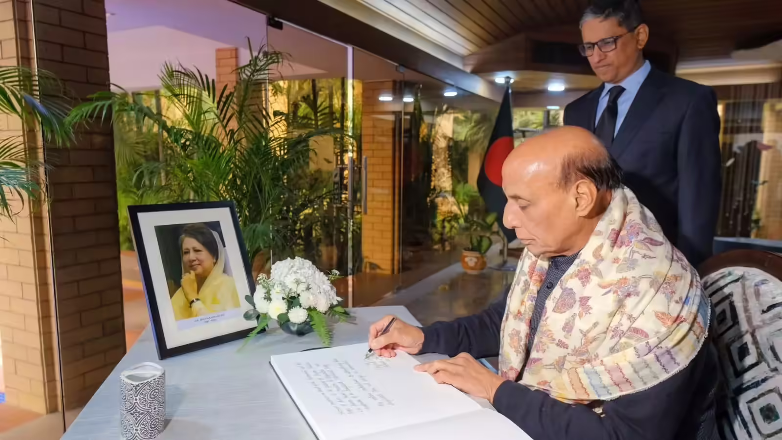 राजनाथ सिंह ने खालिदा जिया को दी श्रद्धांजलि, दिल्ली में बांग्लादेश हाई कमीशन जाकर लिखा ये शोक संदेश