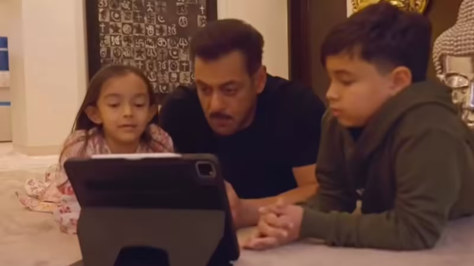 सलमान खान ने गणतंत्र दिवस पर दिखाया वीडियो, घर के बच्चों को सुनाया ये गाना