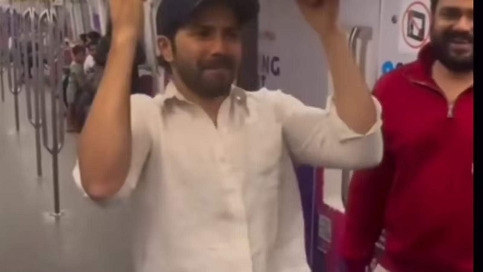 वरुण धवन ने मेट्रो में किया कुछ ऐसा कि अथॉरिटी ने दी चेतावनी, लोग बोले- इनको जुर्माना लगाओ