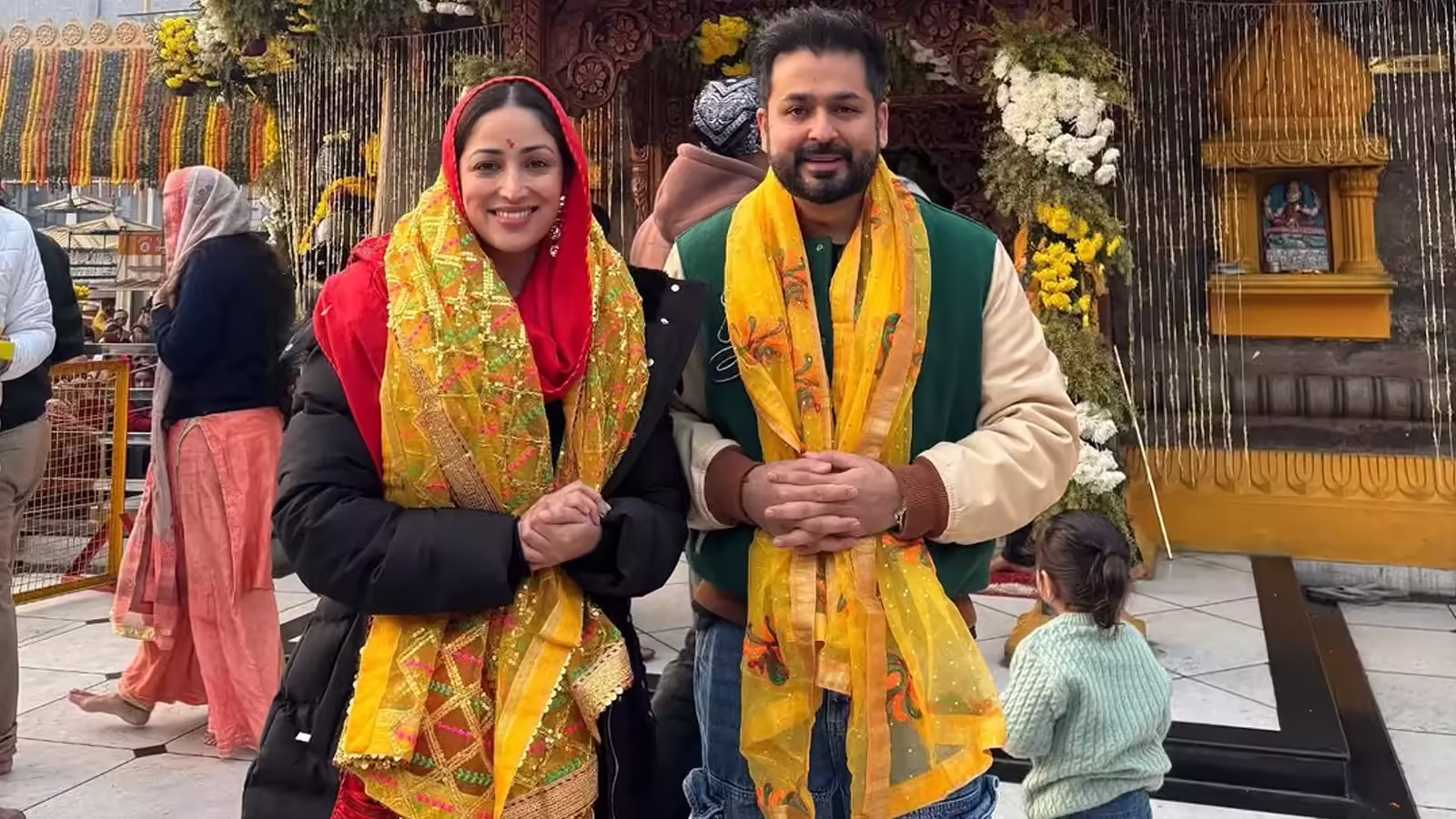 ‘धुरंधर’ की सफलता के बीच हिमाचल प्रदेश के मां बगलामुखी मंदिर पहुंचे आदित्य धर, साथ में यामी गौतम