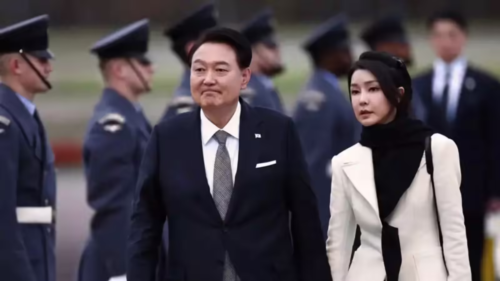 इस देश में मार्शल लॉ लगाने वाले राष्ट्रपति की पत्नी को जेल, भ्रष्टाचार के कैश से किया था ऐश