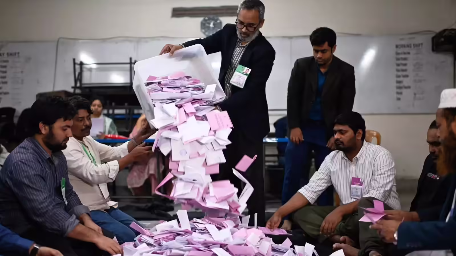 बांग्लादेश में कैसे होती है वोटों की गिनती? चुनाव परिणाम घोषित करने की पूरी प्रक्रिया जानें