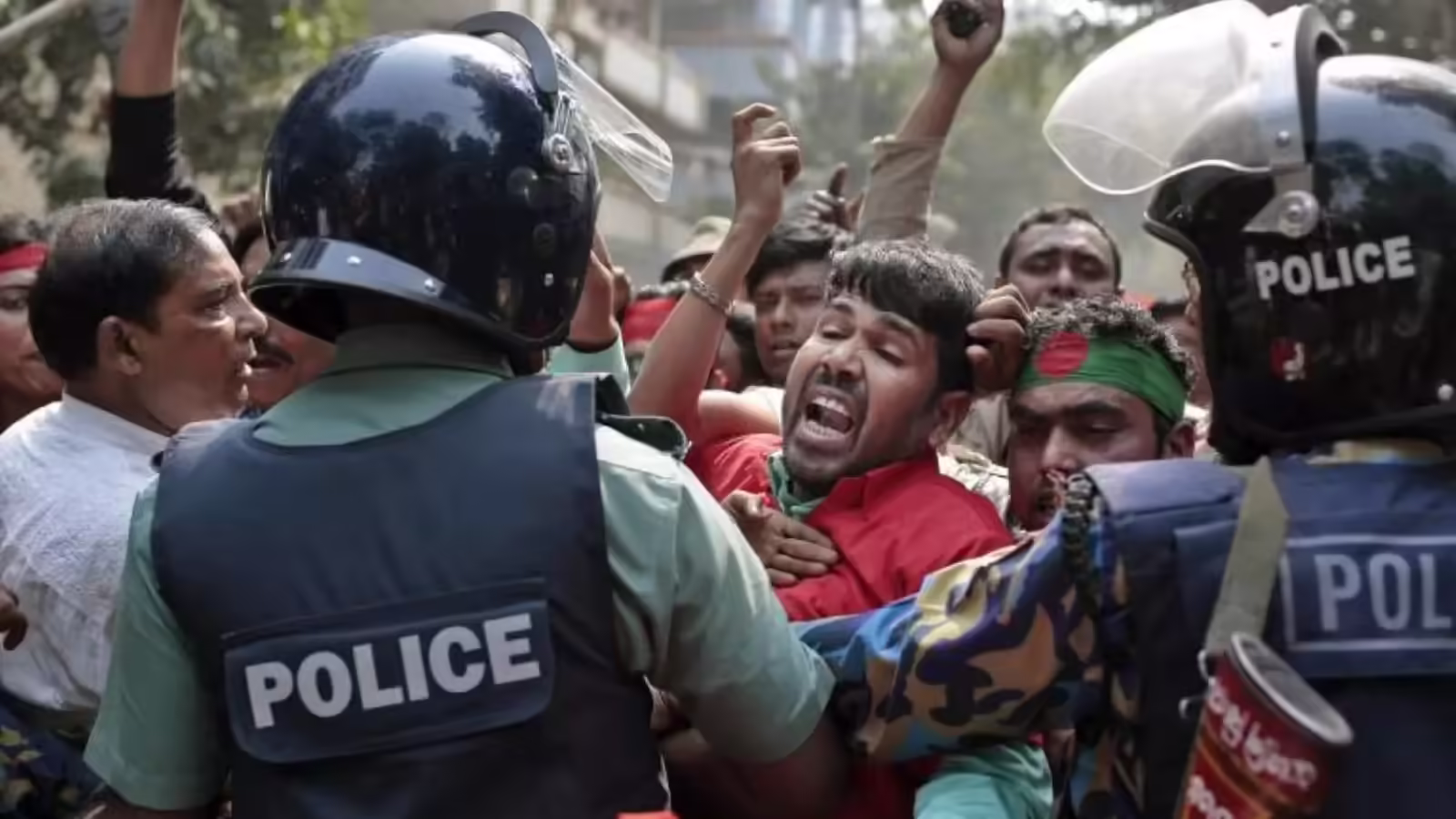 नमाज पढ़ने निकले थे और लाश घर लौटी, शेख हसीना की अवामी लीग के लिए जहन्नुम बना बांग्लादेश, 2 नेताओं की मौत से कटघरे में यूनुस