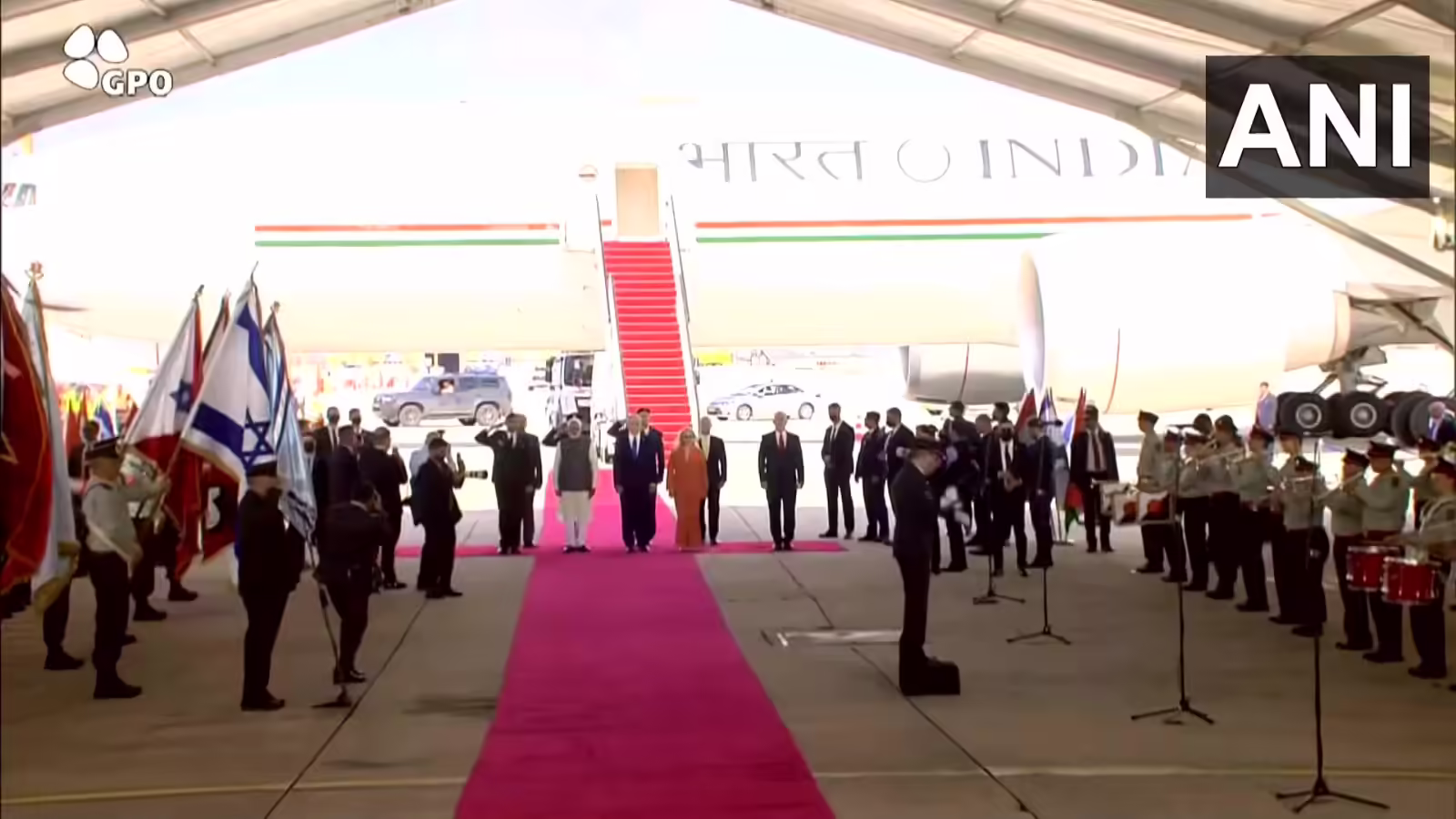 बिछा रेड कार्पेट, नेतन्याहू ने पत्नी संग यूं किया स्वागत, प्लेन से उतरे पीएम मोदी का हाथ पकड़कर करते रहे बात