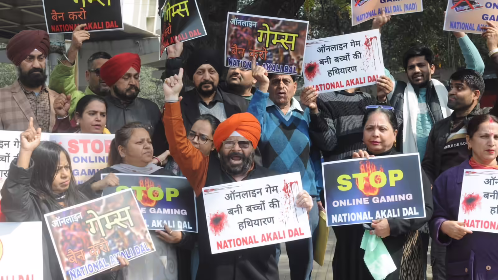 ऑनलाइन गेम्स के खिलाफ दिल्ली में फूटा गुस्सा, सड़क पर उतरे लोग, जानें क्या हैं मांगें