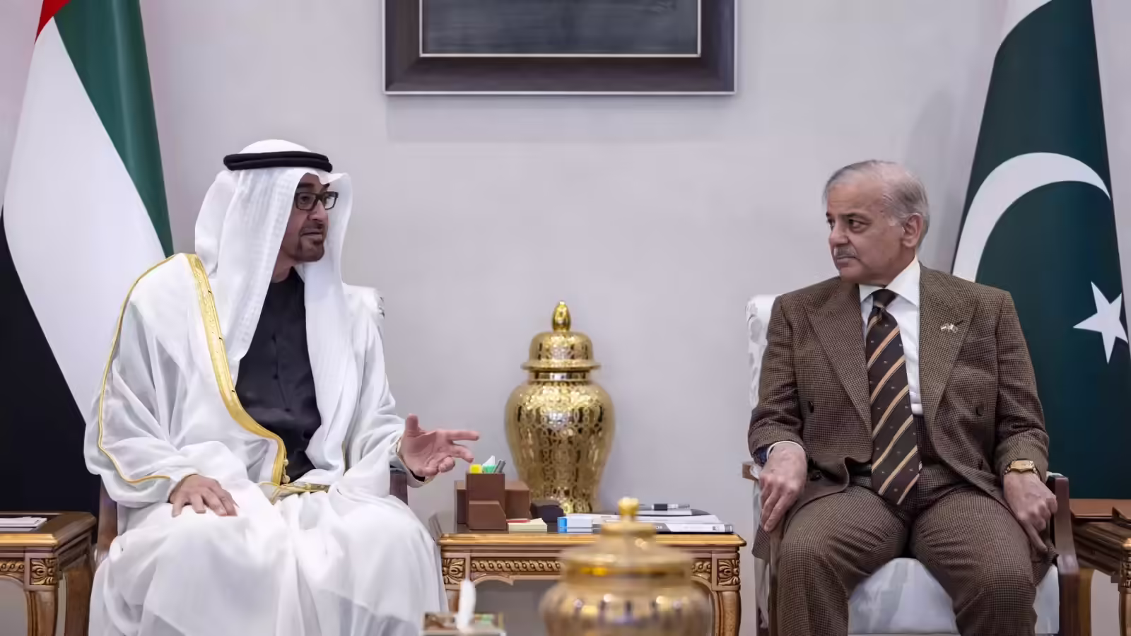 UAE के लोन पर बुरा फंसा पाकिस्तान, 2 अरब डॉलर के रोलओवर पर अभी तक फैसला नहीं, बढ़ रही शहबाज की धड़कन