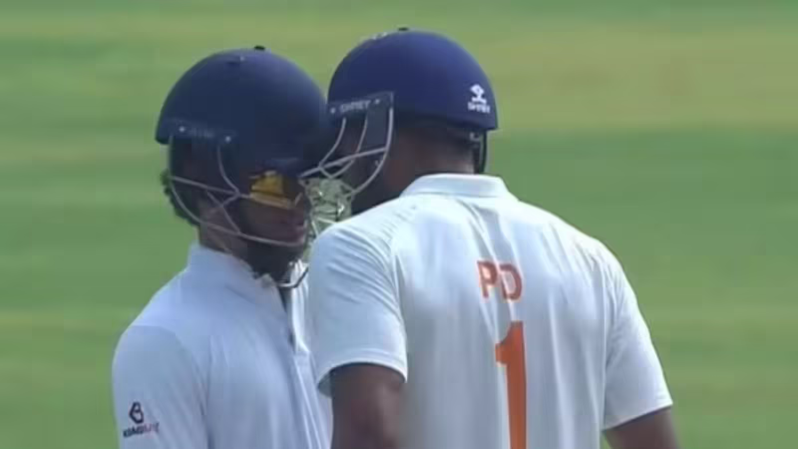 रणजी ट्रॉफी में विपक्षी खिलाड़ी को मारा सिर, कप्तान और मयंक अग्रवाल ने घेर लिया, मैदान पर बवाल