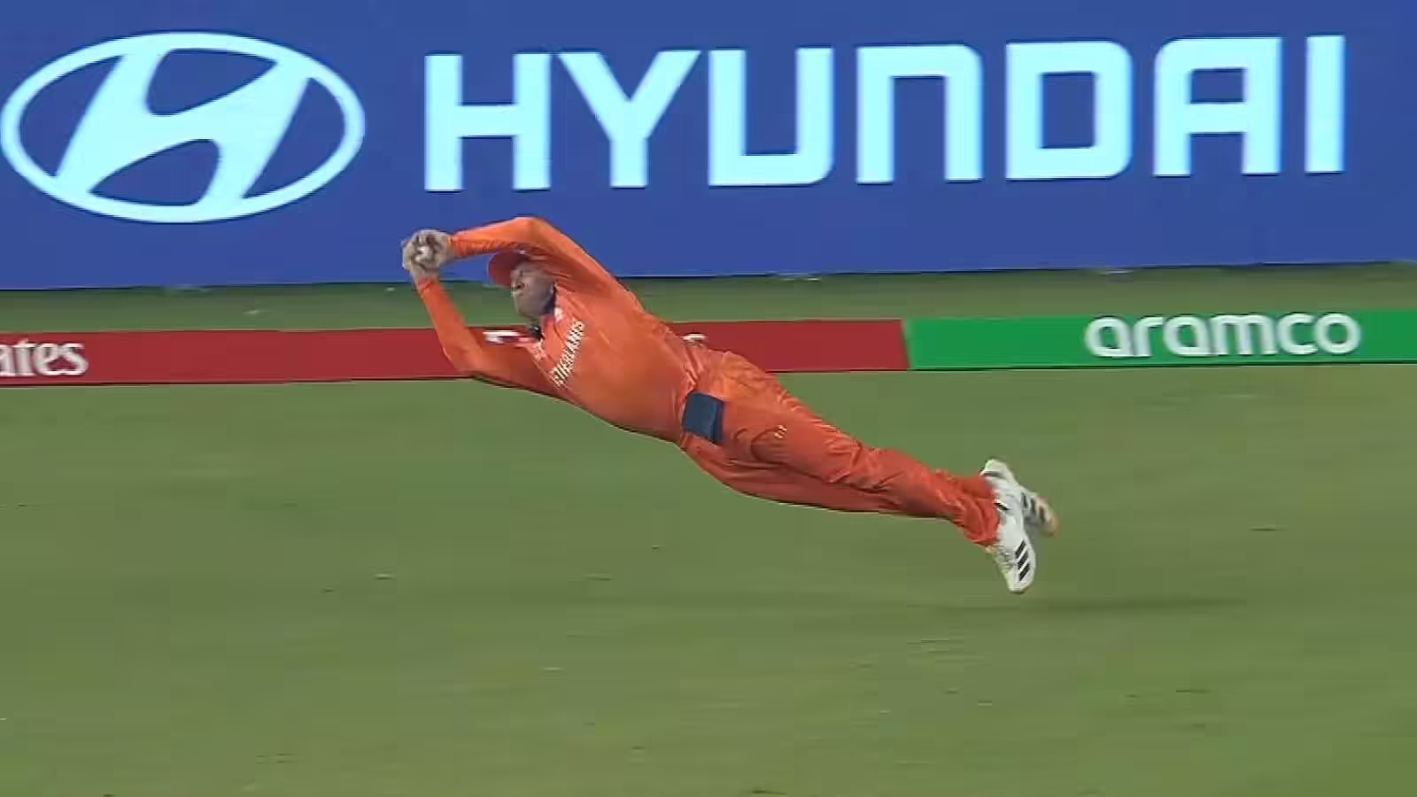 IND vs NED: 41 की उम्र में 21 वाली फुर्ती, रूलोफ वैन डेर मेरवे ने हवा में उड़ते हुए लपका तिलक वर्मा का कैच