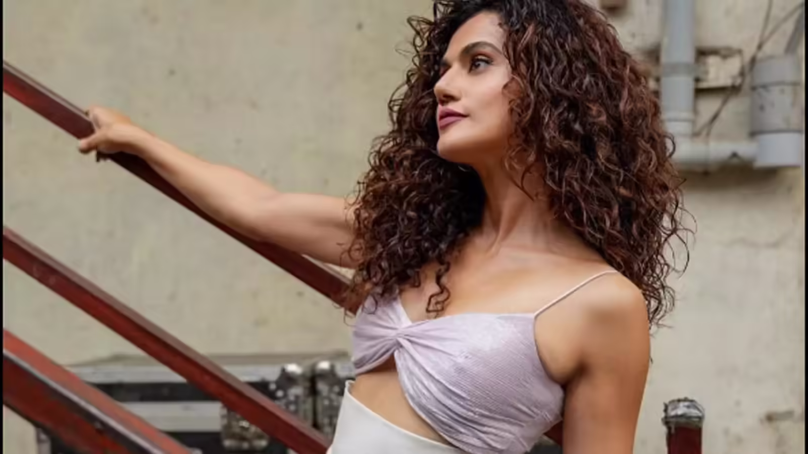 तापसी पन्नू बोलीं- साउथ डायरेक्टर सीन के बीच में पैडेड ब्रा पहनने कहते, वापस आओ तो सब अलग दिखता है, शर्मनाक!