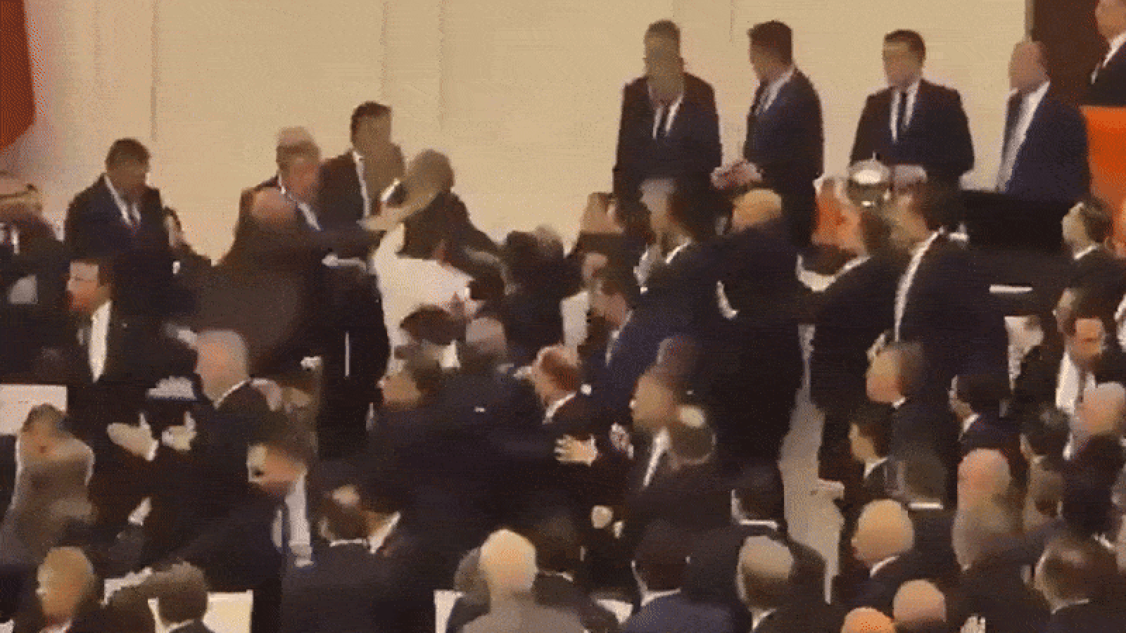 तुर्की संसद में जबरदस्त मारपीट: नए न्याय मंत्री की नियुक्ति पर भिड़े सांसद, सदन में चले लात-घूंसे