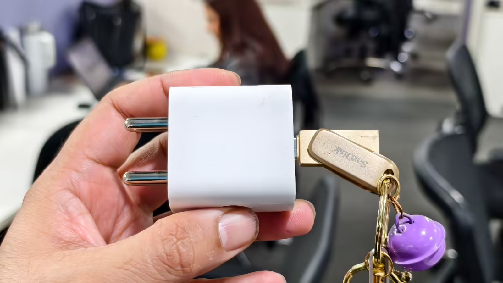 स्मार्टफोन चार्जर में Pen Drive लगा दी तो क्या होगा, जल जाएगी या डेटा उड़ जाएगा? हमने ढूंढ़ा जवाब