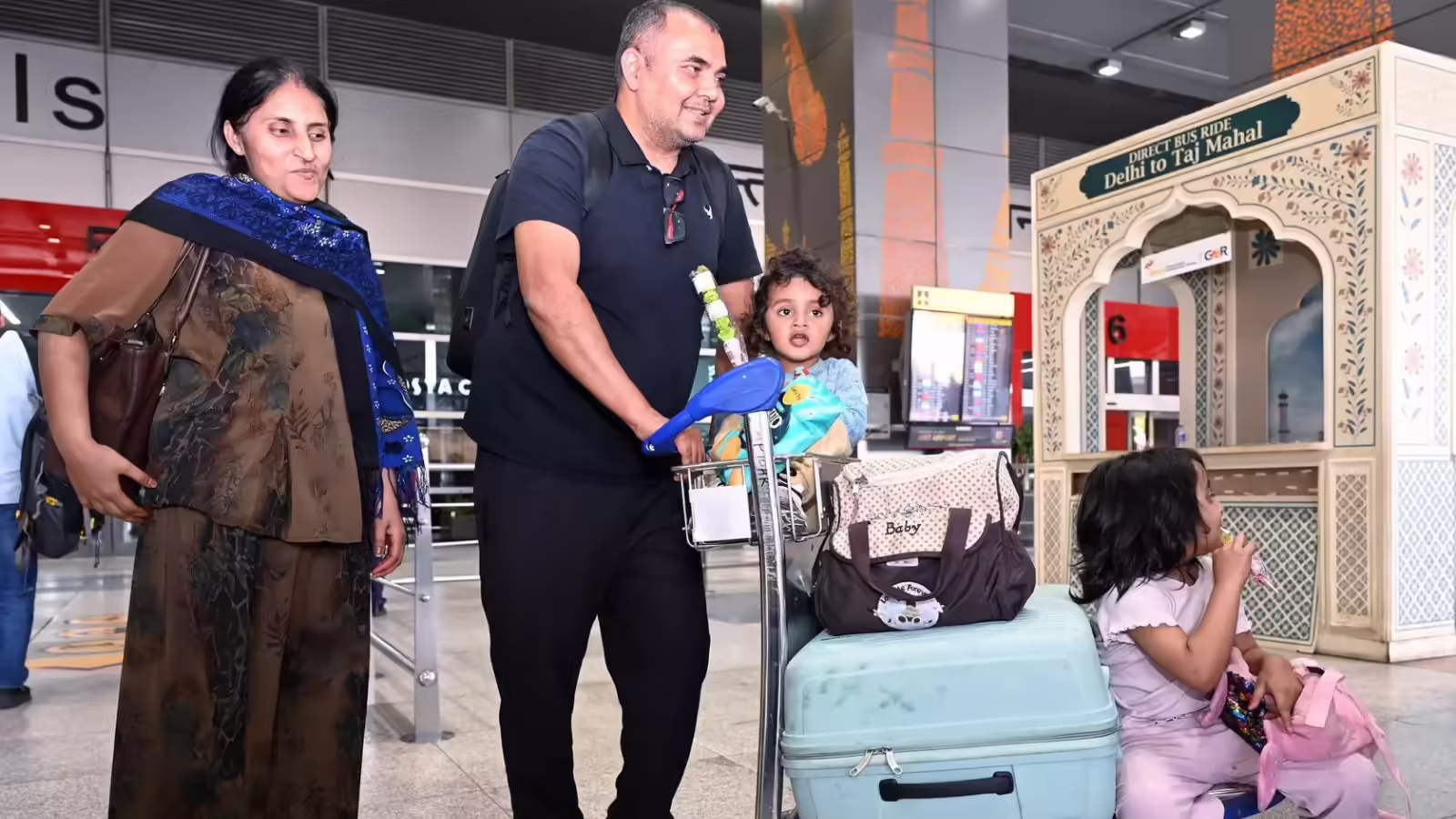 Iran Israel War: दुबई समेत पश्चिम एशिया के देशों में फंसे भारतीयों का निकलना शुरू, एक दिन में आए करीब दो हजार